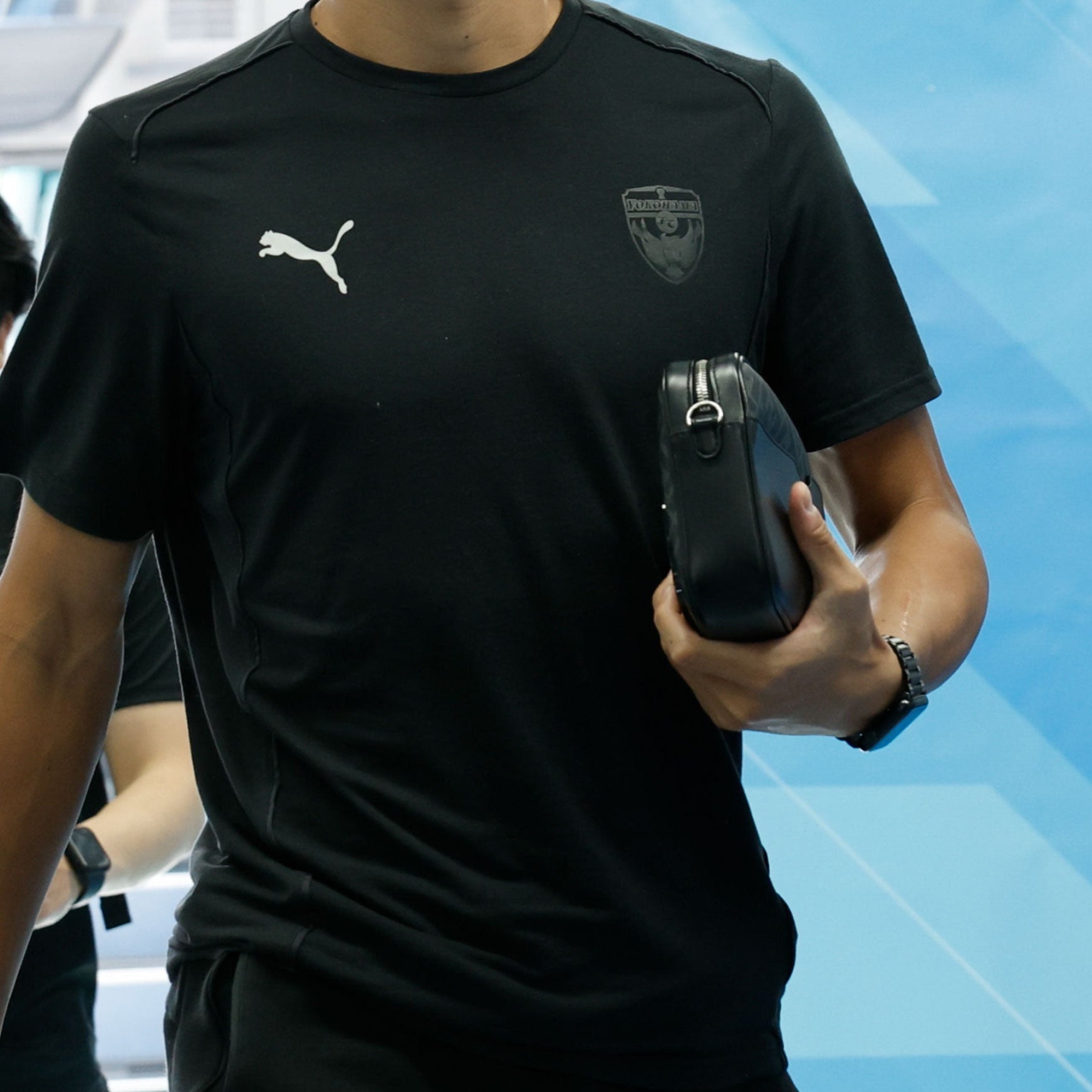 横浜FC2023移動着フードジャケットL新品未使用ラベル付きプーマ PUMA