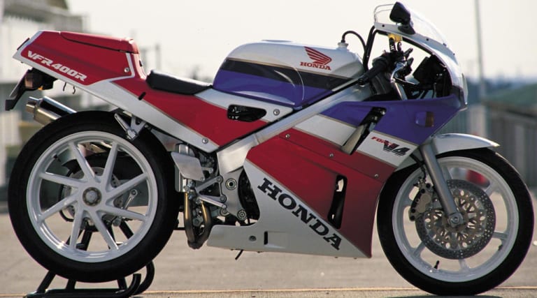 時代を切り拓いた革新のエポックマシン：ホンダVFR400R【世界初