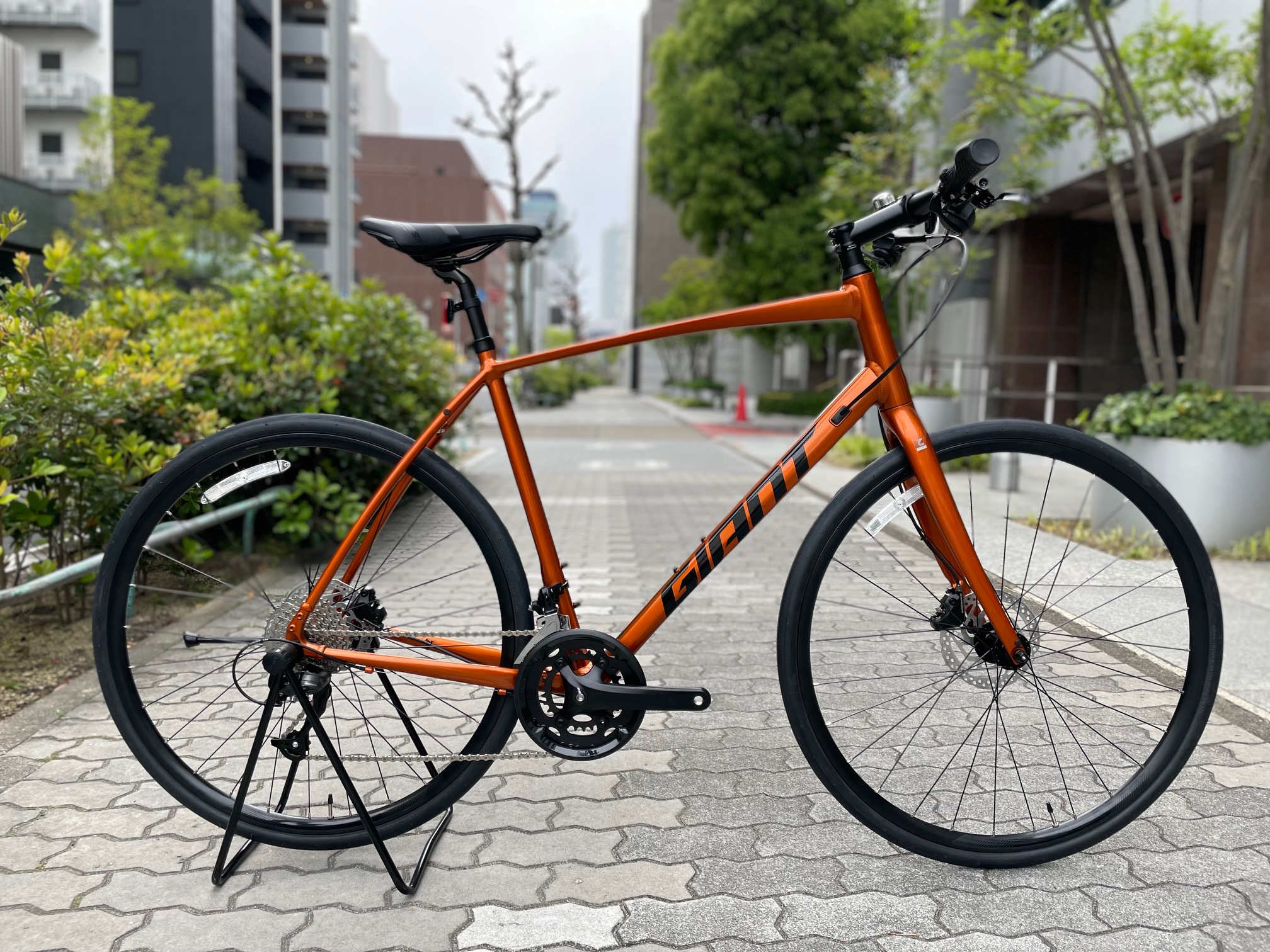 店頭ラスト1台！クロスバイクの上級モデルがキックスタンド付きの限定