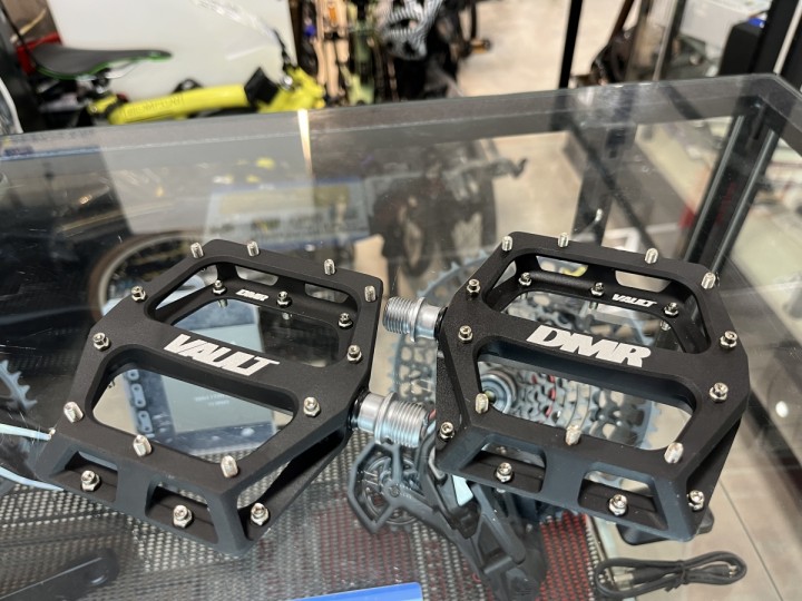 MTB】吸い付く感覚が特徴的なフラットペダル！DMR VAULTペダル入荷しま