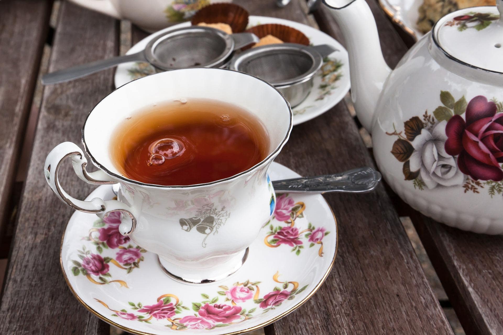 プロが解説】紅茶を飲むときの正しいマナーとカップの美しい持ち方とは