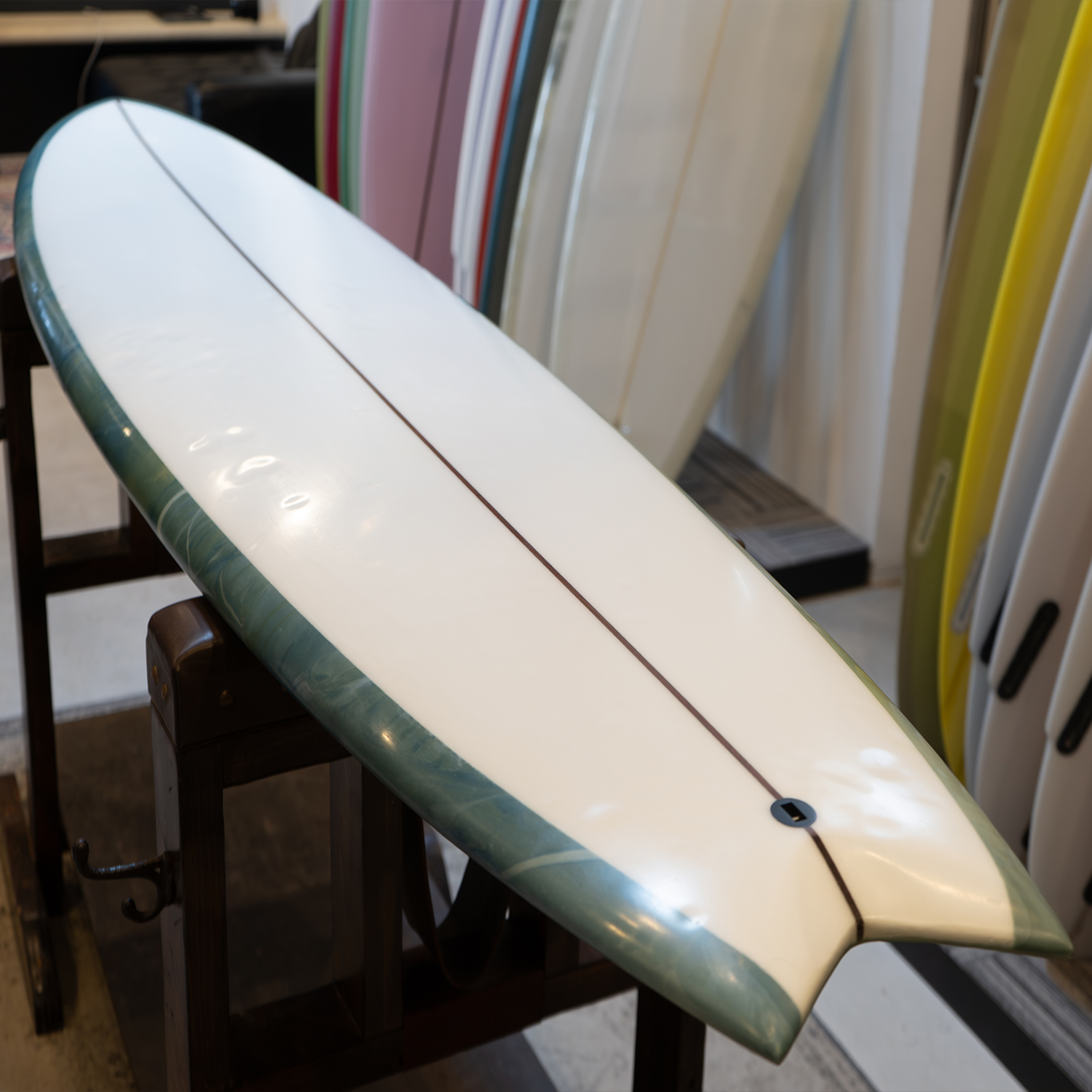ロングボードのような最速のテイクオフが可能の中古ミッドレングス入荷