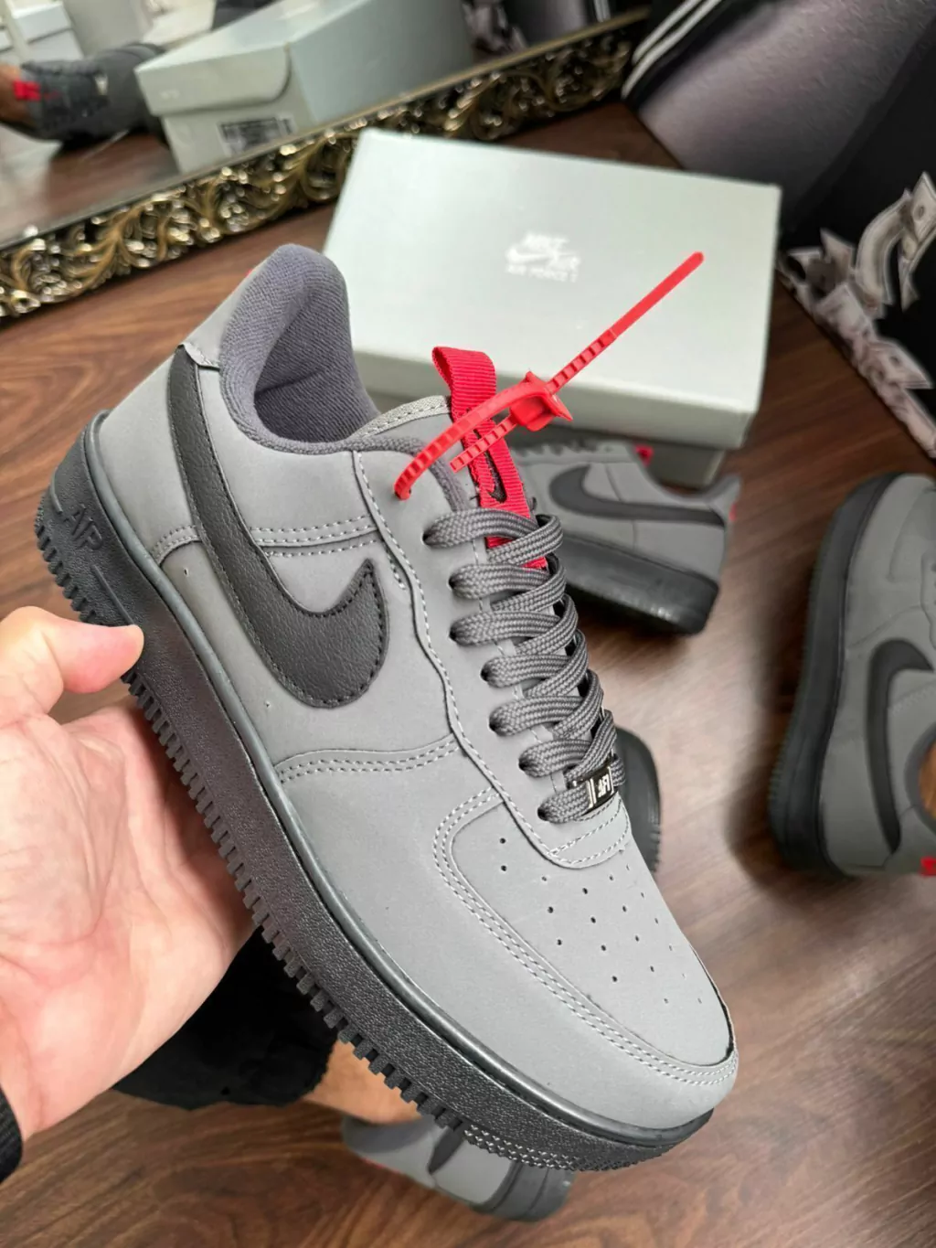 TÊNIS AIR FORCE 1 CINZA COM PRETO - Sneakers Vipz
