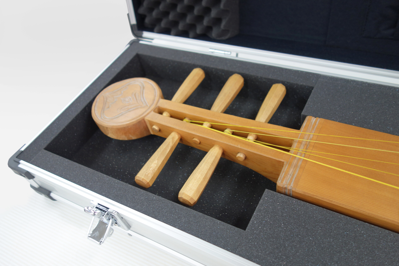 カザフスタン伝統弦楽器 ドンブラ / 民族楽器 / ケース付 / 中古美品