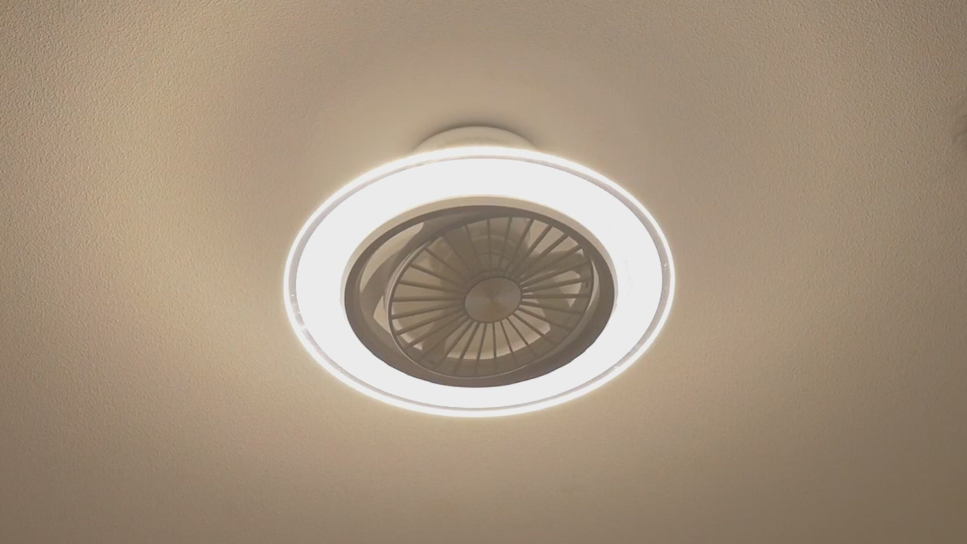 LumaFlow 照明+送風+空気循環！機能性と外観美を追求するシーリング