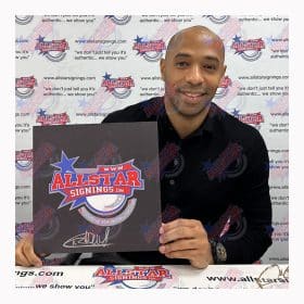 ティエリ・アンリがアーセナル 14 のユニフォームにサイン