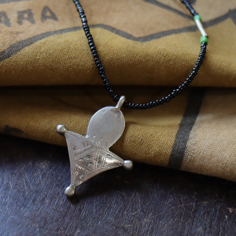 amphora / トゥアレグクロス ペンダント ビーズネックレス【現品お届け】