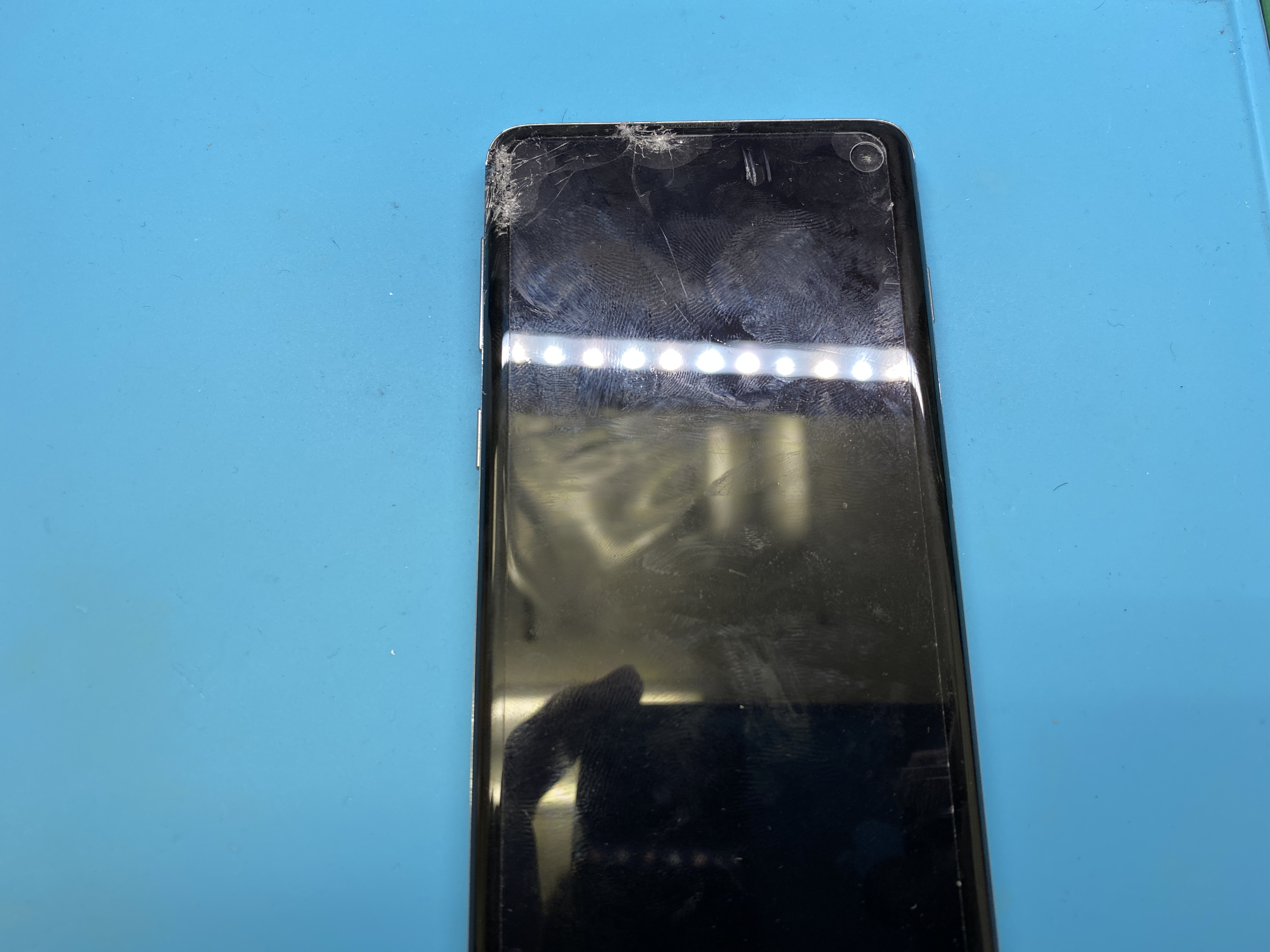 GALAXY S10が落下し液晶画面にヒビでタッチ不良と表示不良で電話するの
