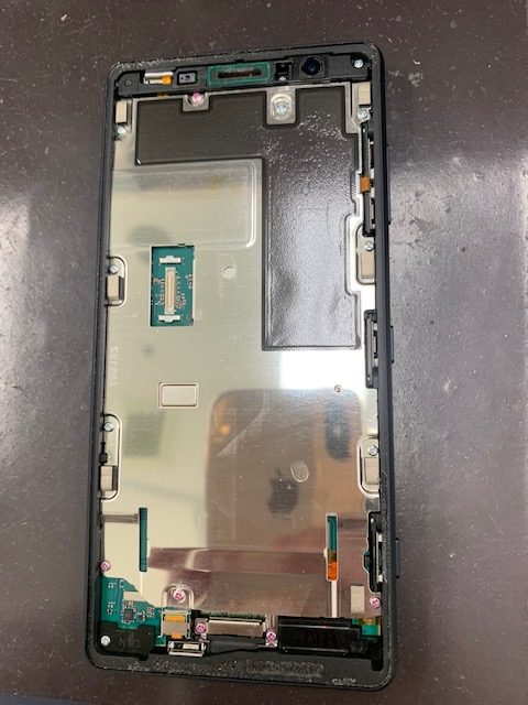 Xperia XZ2Compactのバッテリー交換を行いました！基盤を丸ごと分解で