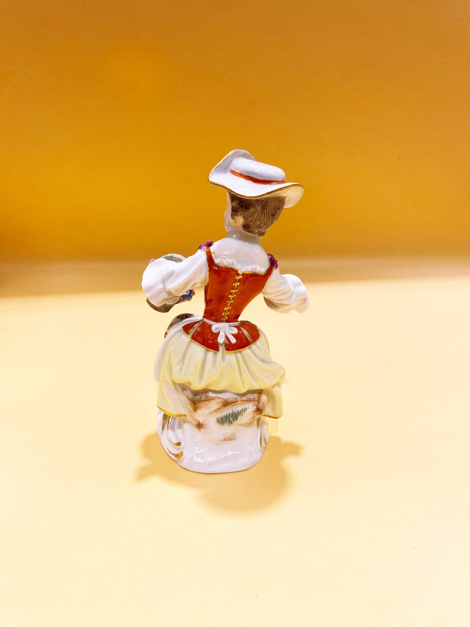 マイセン フィギュリン 花籠を持つ女性 – Antique MJQ