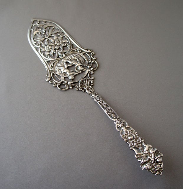 1900年「天使装飾 ケーキサーバー」《アンティックかとう》