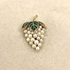 トリファリ「ぶどう ブローチ」《アンティックかとう》