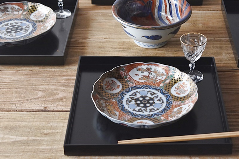 伊万里 色絵 垣根に菊蝶々 宝尽くし 輪花型 七寸皿 - 生活骨董と古布の