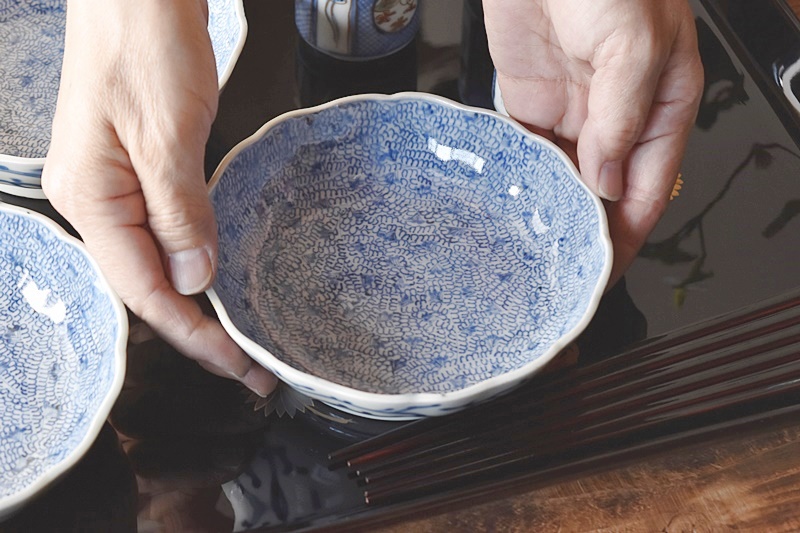 古伊万里 染付 総微塵唐草模様 成化年製文 輪花型 膾皿 - 生活骨董と