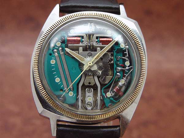 ブローバ アキュトロン スペースビュー 音叉式時計 左右非対称ケース