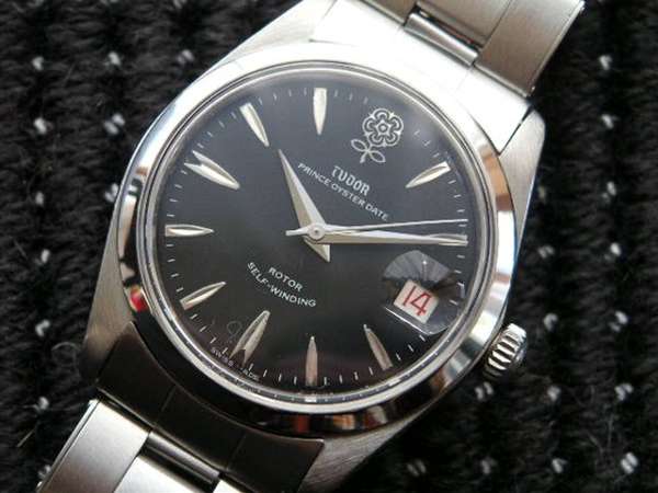 チュードル デカ薔薇 ブラックダイアル 赤黒日付 自動巻き リベット