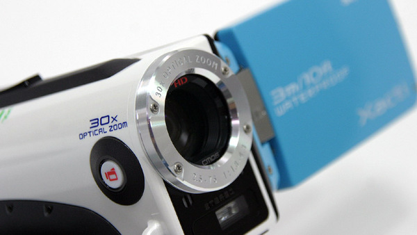 ASCII.jp：5万円台の完全防水ビデオカメラ「Xacti」の魅力 (1/3)