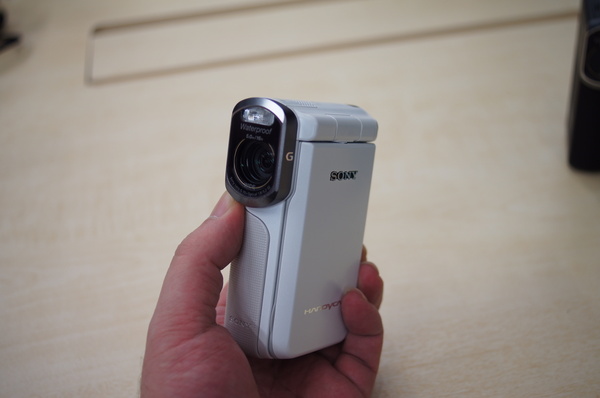 ASCII.jp：縦スタイルの小型ハンディカム復活！ しかも防水・耐衝撃!!