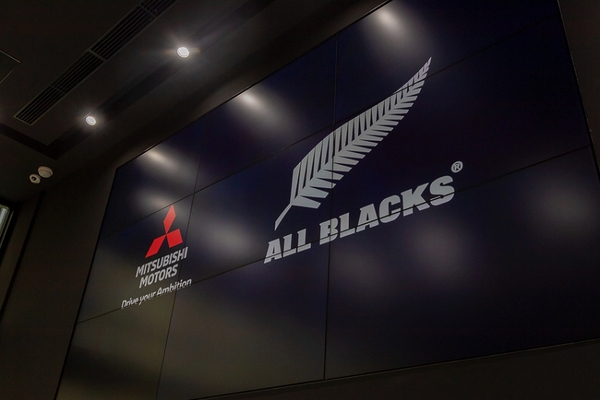 ASCII.jp：オールブラックスと三菱がコラボ！ 真っ黒「デリカD:5」登場