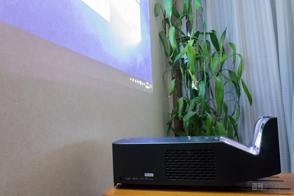 狭い部屋でも100インチ！超短焦点プロジェクター『PF1000UG』がスゴイ