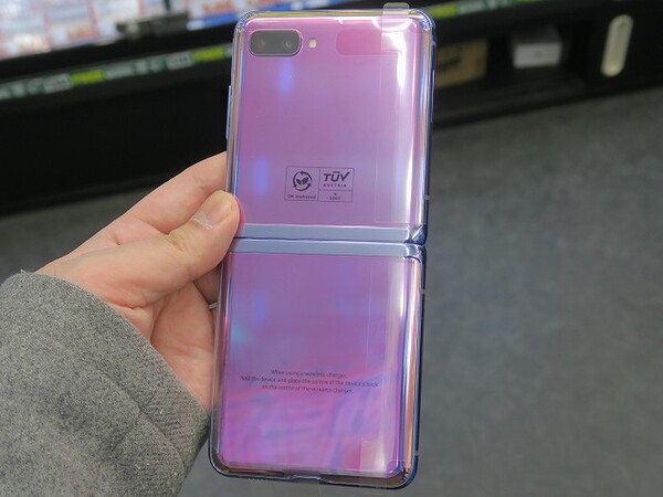 ASCII.jp：縦折りスマホ「Galaxy Z Flip」にパープルの海外版
