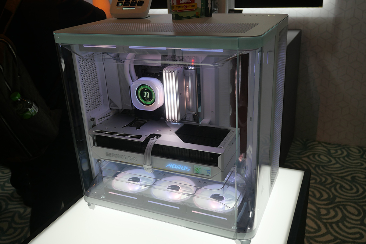 デュアルではなく“トリプル”チャンバーのピラーレスケース、CORSAIR新