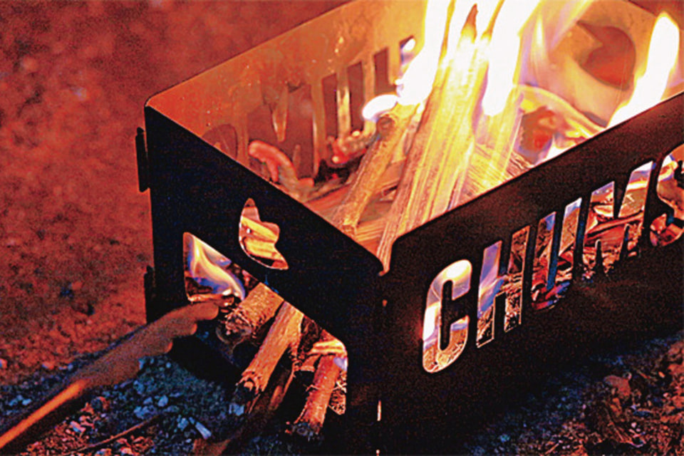 BE-PAL、12月号の付録はCHUMSのアイアン製焚き火台。ステーキや焼き鳥