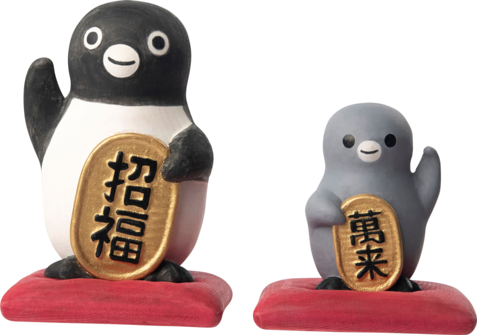 Suicaのペンギン」が招きペンギンに！ 昨年即完“木彫り鏡餅”は子