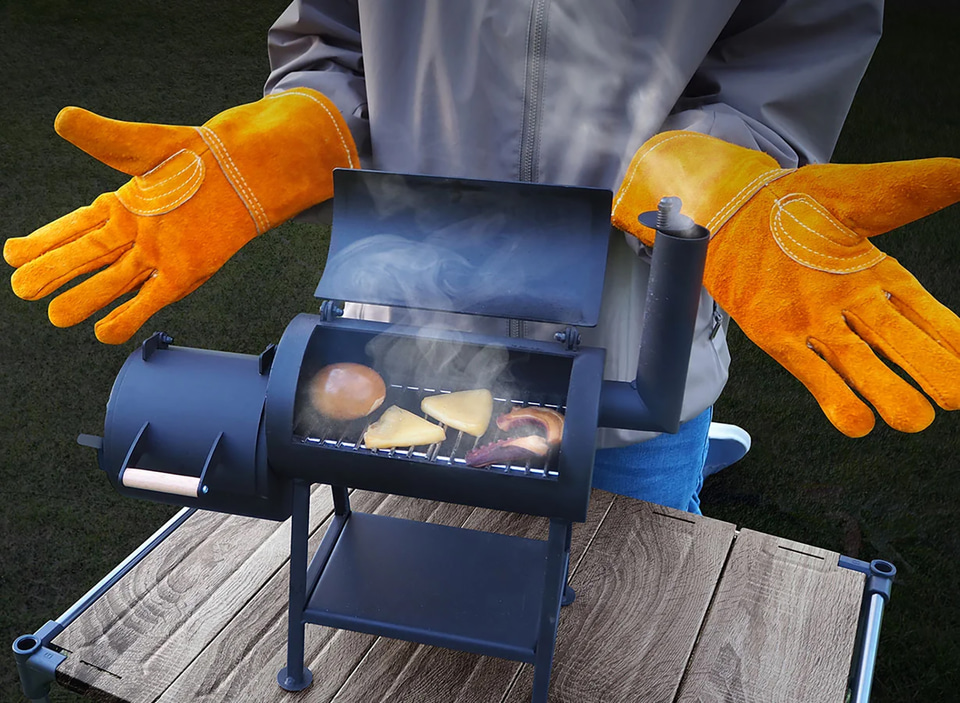 憧れのアメリカスタイルの燻製グリルを超ミニサイズで！ 卓上にも