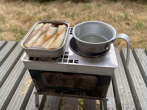 ソロキャンBBQの相棒。「笑's コンパクト焚き火グリル『B-6君』」使っ