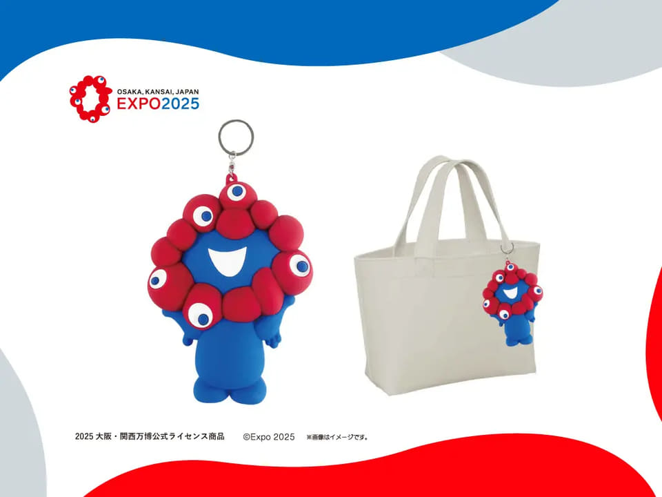 かばんにつけられるミャクミャクのシリコン製ポーチ。会場内ストア