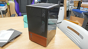 JONSBOの小型Mini-ITXケース「NV10」が店頭入荷、カラーは2種類