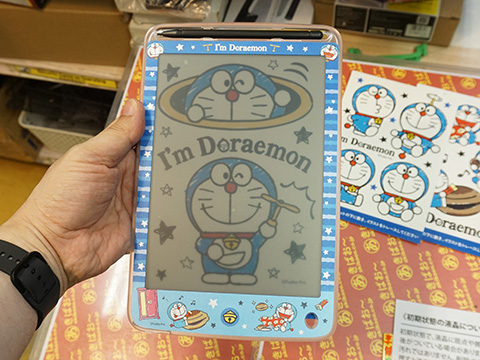 ドラえもんコラボの半透明な電子メモパッドが990円、トレースもOK