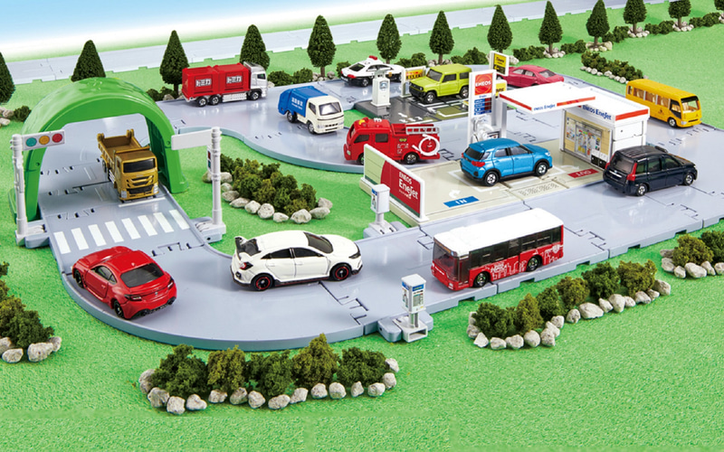 トミカ、建物や道路をリアルに再現した「トミカタウン」をリニューアル