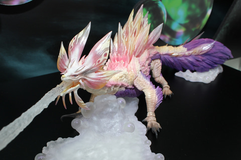 虹色に輝く泡狐竜が、泡のエフェクトをまとってアクションフィギュア化