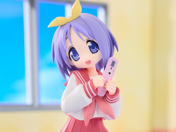 白ニットを着用したすーぱーそに子がフリューのプライズフィギュア