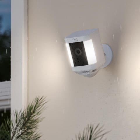 アマゾン、新Ringセキュリティカメラはバッテリー駆動でライト搭載