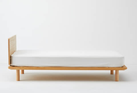 無印良品、「板と脚でできた家具」。フレームと脚が別売で高さも自在