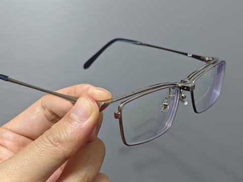 手元も見やすい跳ね上げ式メガネ Zoff「FLIP UP」 裏ワザで快適に