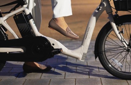 あさひ、スマホも充電できる子乗せ電動アシスト自転車 ～OGK製