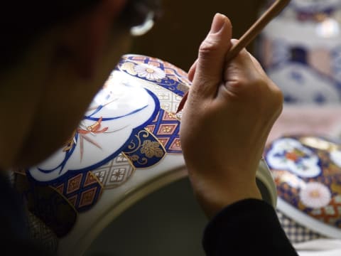 香蘭社の絵柄が美しい「有田焼の時計」。リズム時計70周年モデル