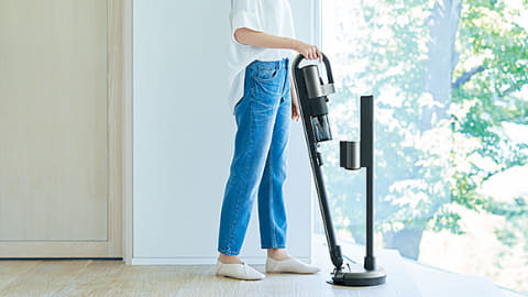 三菱、ブラシに絡んだ毛を自動で取り除くスティック掃除機 - 家電 Watch