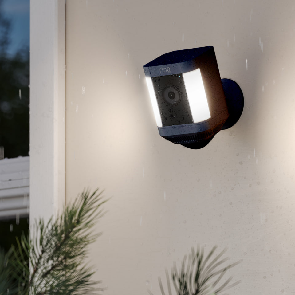 Amazon「Ring」の屋外用防犯カメラ「Spotlight Cam Plus」を日本で発売