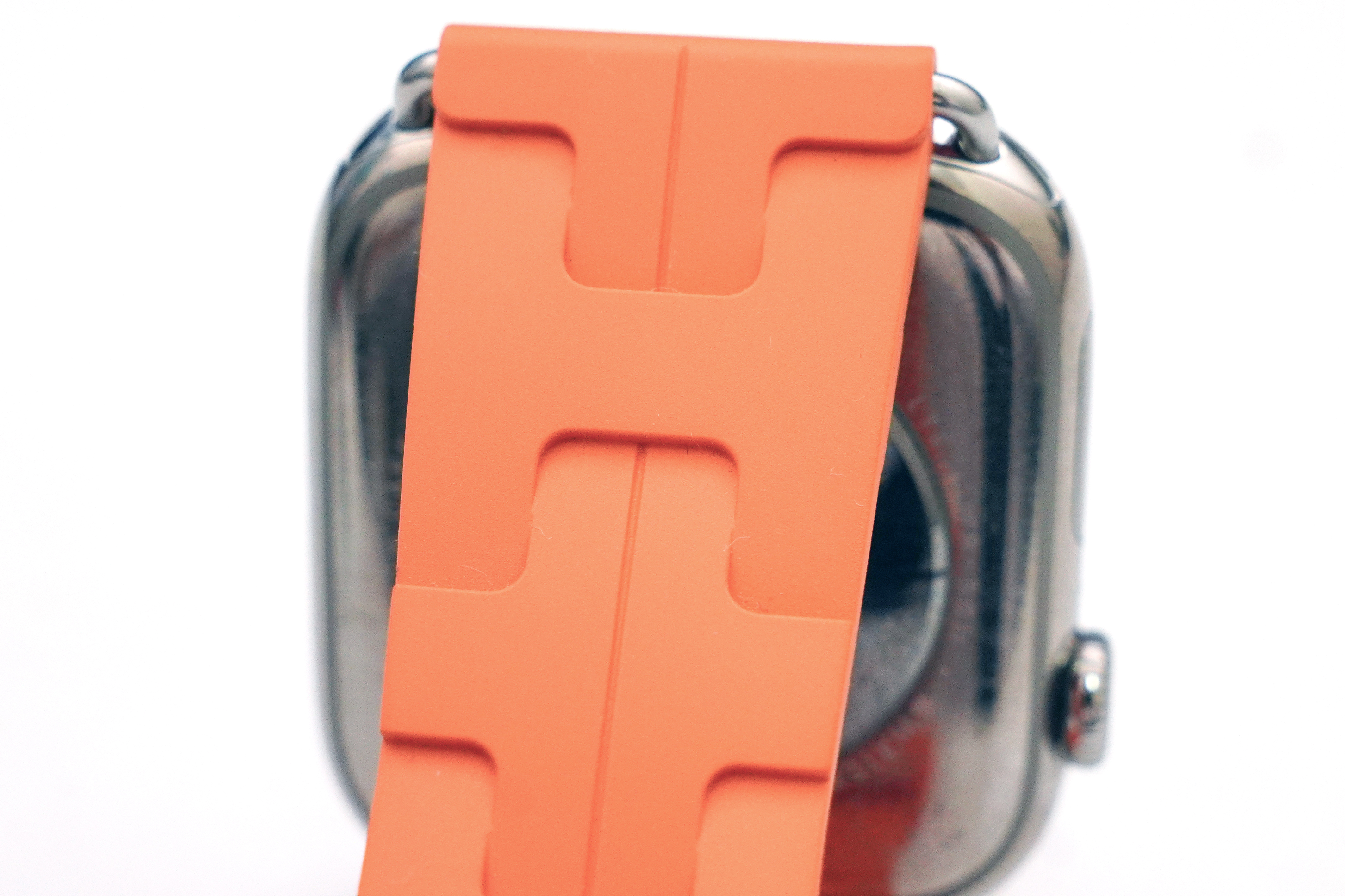 高級感と使い勝手を両立！ エルメスのApple Watch用ラバーバンド