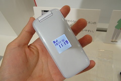 ドコモから「らくらくホン F-01M」登場、“変わらない使いやすさ”と安心