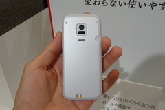 ドコモから「らくらくホン F-01M」登場、“変わらない使いやすさ”と安心