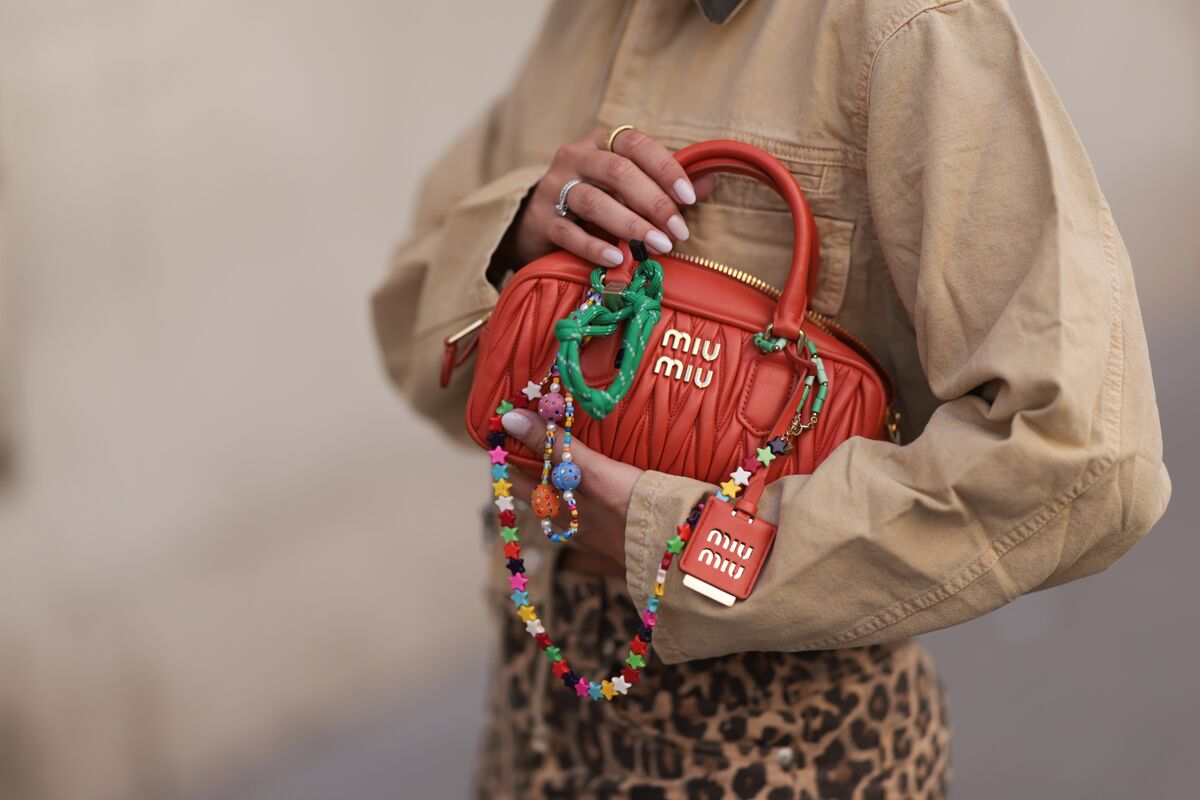 プラダ、ライバルを圧倒－「MiuMiu」でZ世代引きつける - Bloomberg