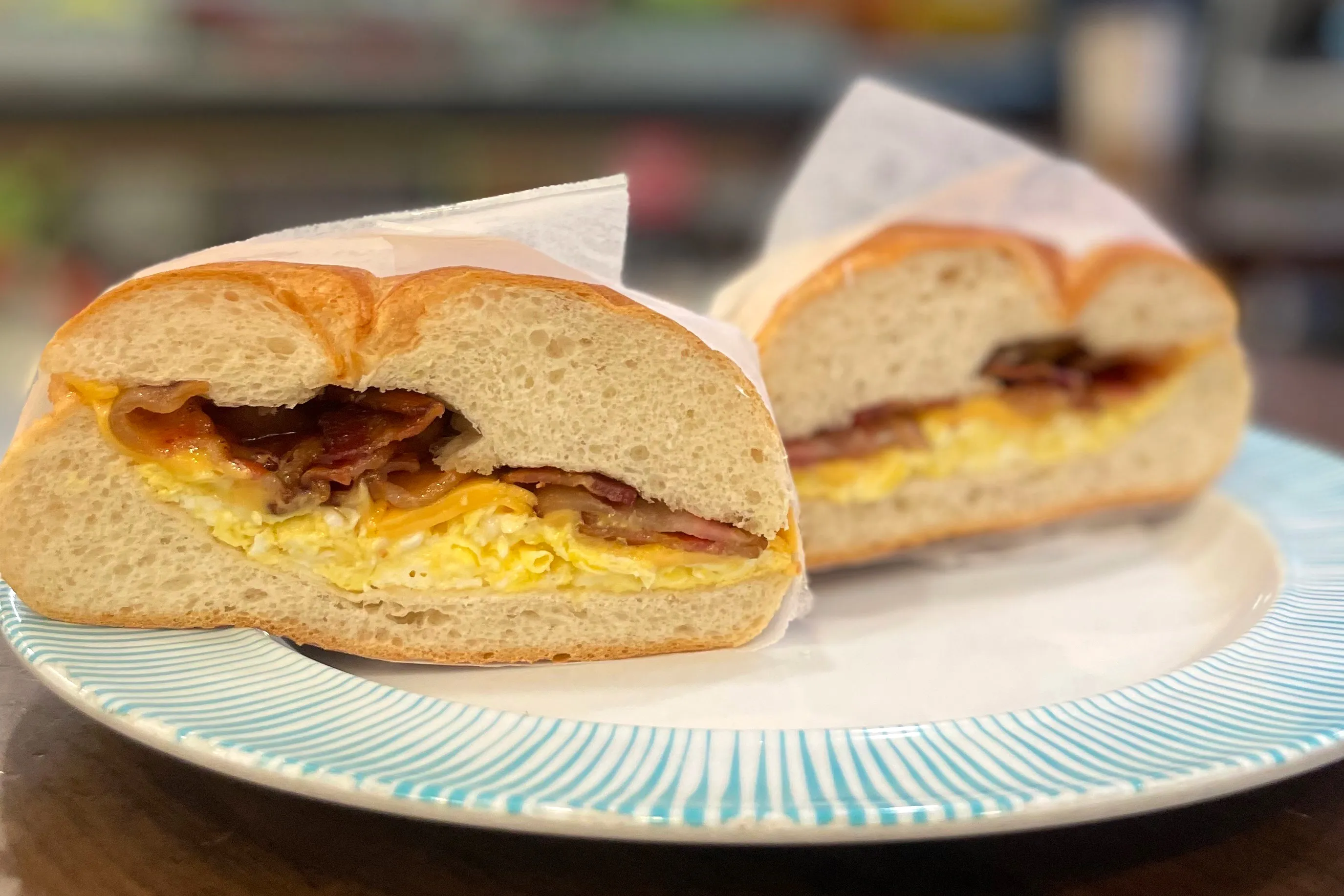 NYの人気朝食ベーコンエッグチーズ・サンド、卵高騰で値上げ相次ぐ