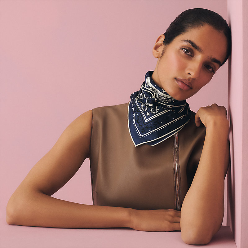 シルクバンダナ 《鐙・バンダナ》 | Hermès - エルメス-公式サイト