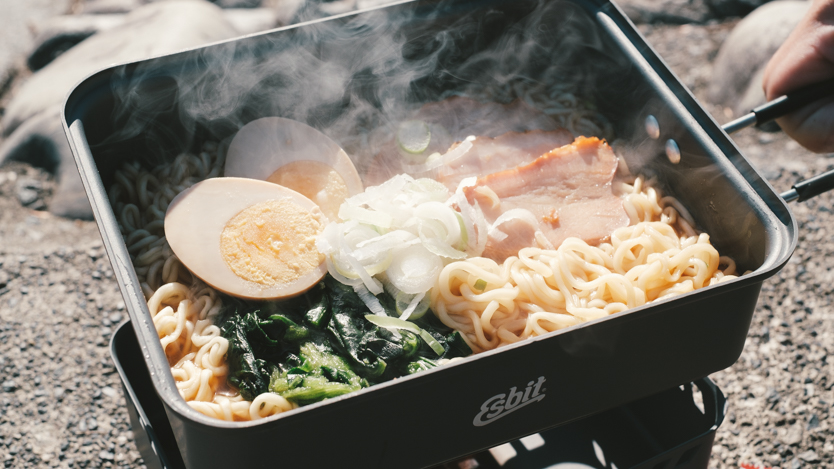 Esbitのクッカーが「凍えるアウトドアでハフハフ言いながら食べる